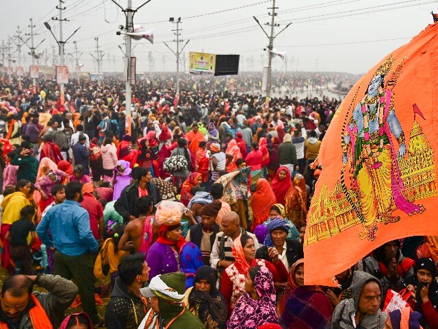 PICS : महाकुंभ में उमड़ा आस्था का जनसैलाब, पहले दिन ही 60 लाख से ज्यादा लोगों ने लगाई डुबकी