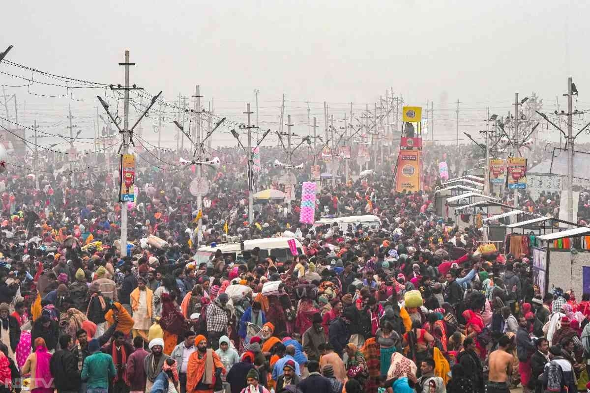 इसके साथ ही लाखों की संख्या में श्रद्धालु संगम तट पर महाकुंभ की प्राचीन परंपरा कल्पवास का भी निर्वहन करेंगे.