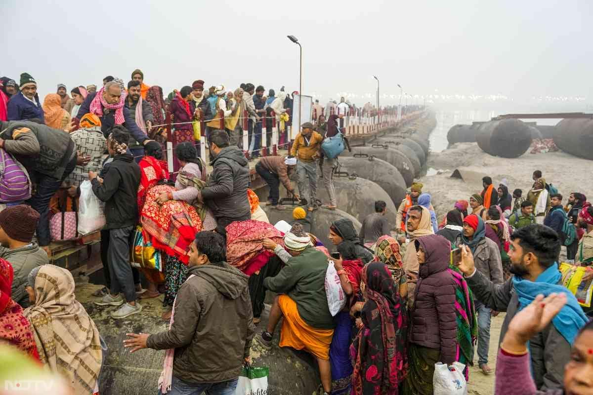 सभी कल्पवासियों के टेंटों के लिए बिजली, पानी के कनेक्शन के साथ शौचालयों का निर्माण कराया गया है.