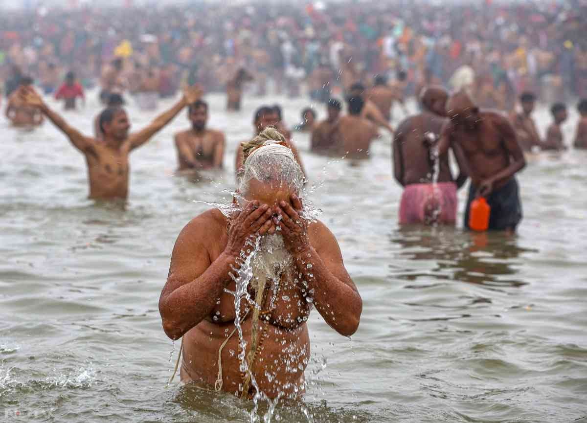 संगम (गंगा, यमुना और सरस्वती नदियों) के आसपास होने वाले 45 दिवसीय इस महा आयोजन में 35 करोड़ श्रद्धालुओं के शामिल होने की उम्मीद है.