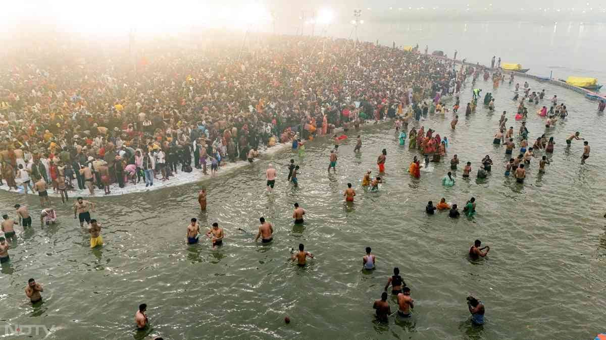 महाकुंभ का संगम घाट इस बार दुनिया के लिए बड़ा आकर्षण का केंद्र बन गया है. देश के साथ ही विदेशी श्रद्धालुओं ने भी इसे आध्यात्मिक अनुभव का केंद्र बताया है.