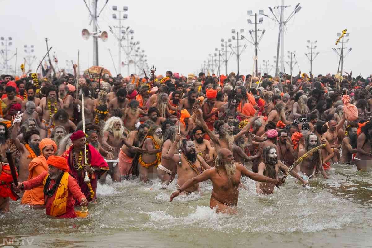 संगम नगरी प्रयागराज में 13 जनवरी से शुरू हुआ महाकुंभ 26 फरवरी तक चलेगा. ऐसा महाकुंभ 144 साल बाद आया है. इसके चलते हर कोई स्नान के लिए संगम नगरी प्रयागराज पहुंच रहा है.