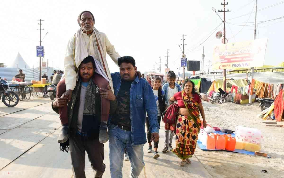 एक बेटे ने अपने पिता को कंधे पर उठाकर अमृत स्नान के लिए संगम तक पहुंचाया. यह दृश्य श्रवण कुमार की याद दिलाता है, जिन्होंने अपने माता-पिता को कांवड़ में बैठाकर यात्रा कराई थी.