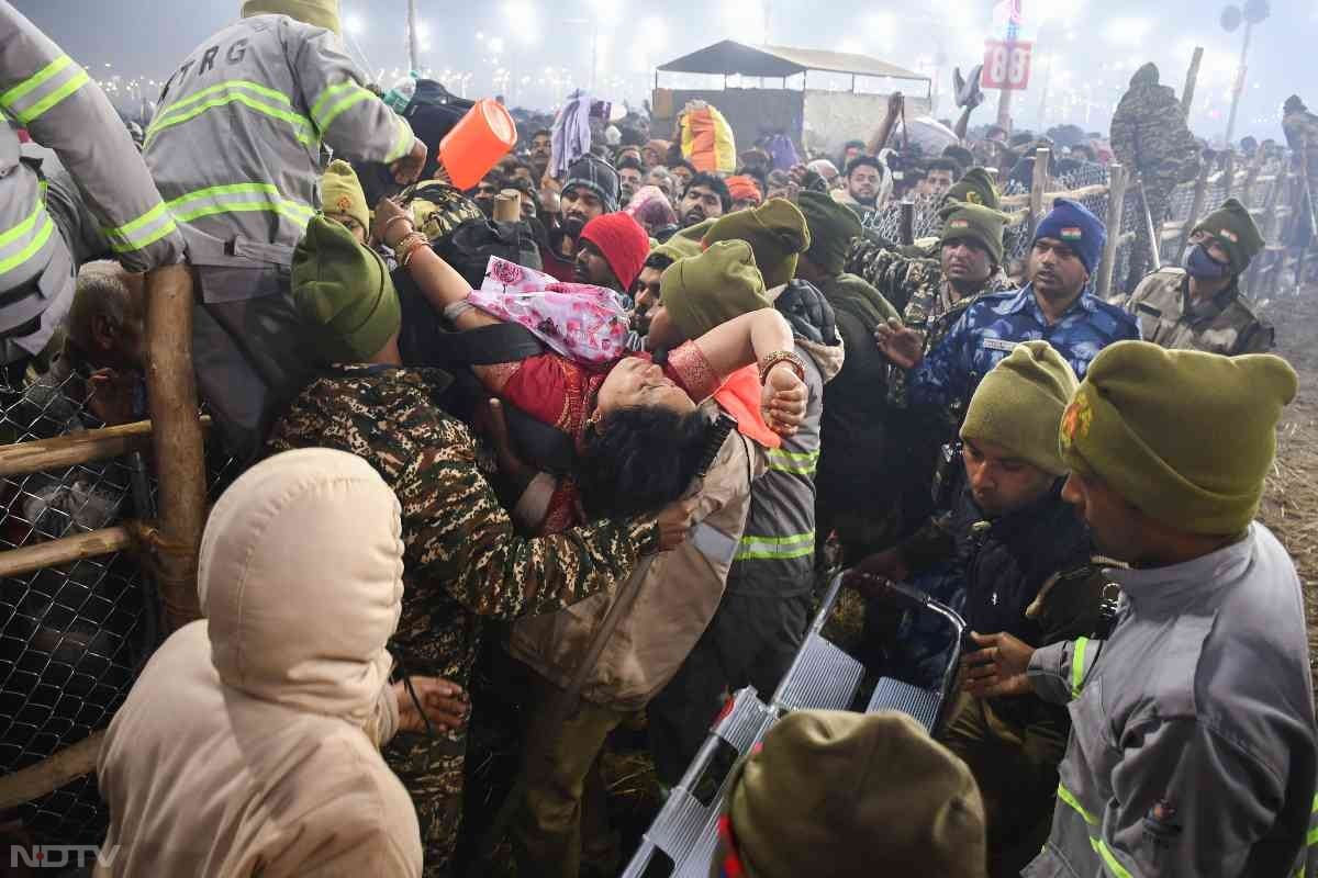 मोबाइल पर भगदड़ की घटना का समाचार आने के बावजूद मेला क्षेत्र में आने वाले श्रद्धालुओं के उत्साह में कोई कमी नहीं आई है और चारों दिशाओं से श्रद्धालुओं का मेला क्षेत्र में आना जारी है.