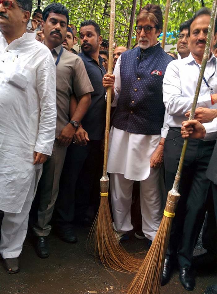 Devendra Fadnavis, Amitabh Bachchan Kick Off The Banega Swachh India Maha Cleanathon