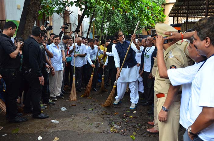 Devendra Fadnavis, Amitabh Bachchan Join The Clean-Up Drive For #MahaCleanathon