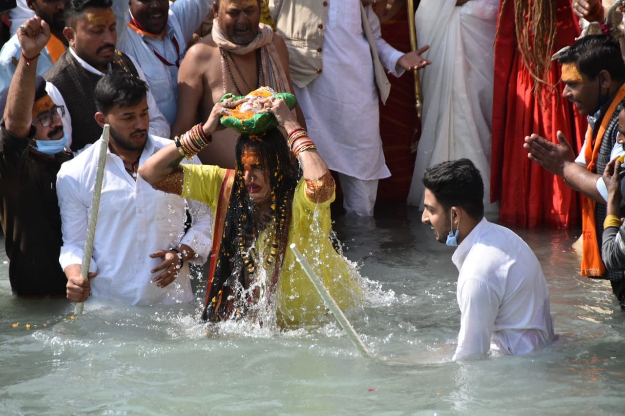 किन्नर अखाड़े की आचार्य महामंडलेश्वर लक्ष्मी नारायण त्रिपाठी ने शाही स्‍नान किया. फोटो: दिनेश मानसेरा