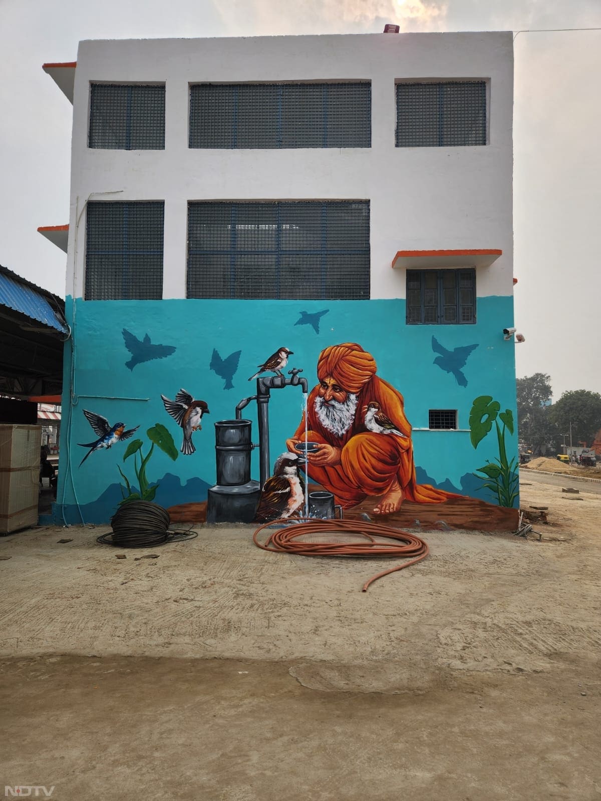 इन कलाकृतियों में ऋषि परंपरा, गुरु-शिष्य परंपरा, ज्ञान और त्याग के महत्व को दिखाया गया है.