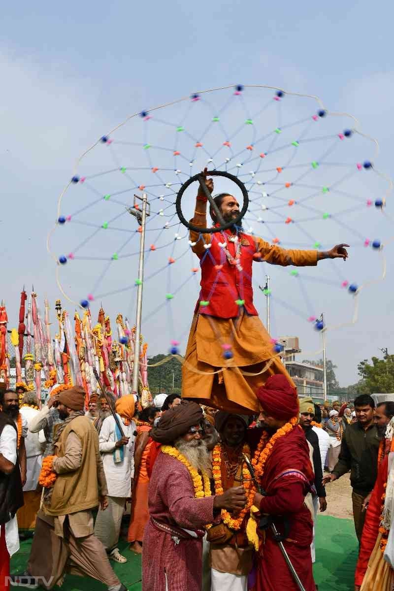 अखाड़ों के छावनी प्रवेश के दौरान करतब देखने के लिए बड़ी संख्‍या में लोग पहुंचे थे.