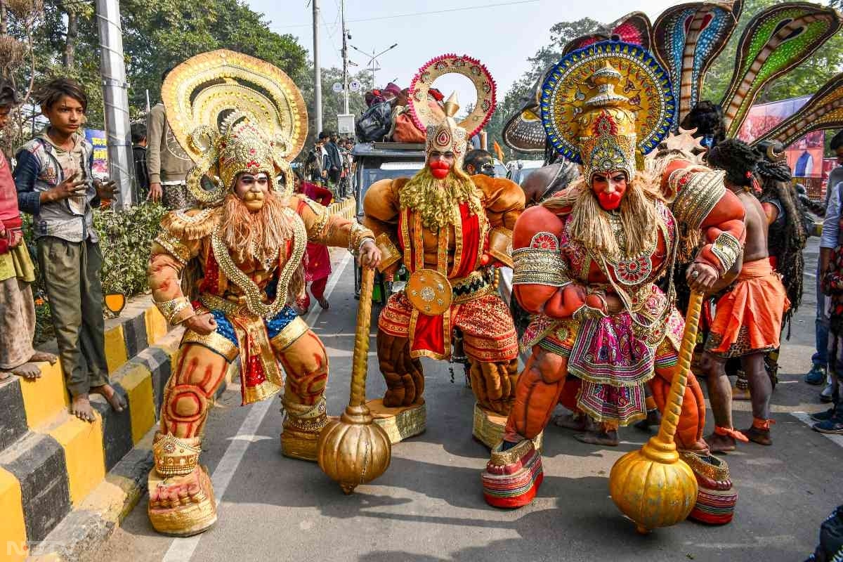 विभिन्‍न कलाकार छावनी प्रवेश के दौरान देवी-देवताओं के रूप में भी नजर आए.