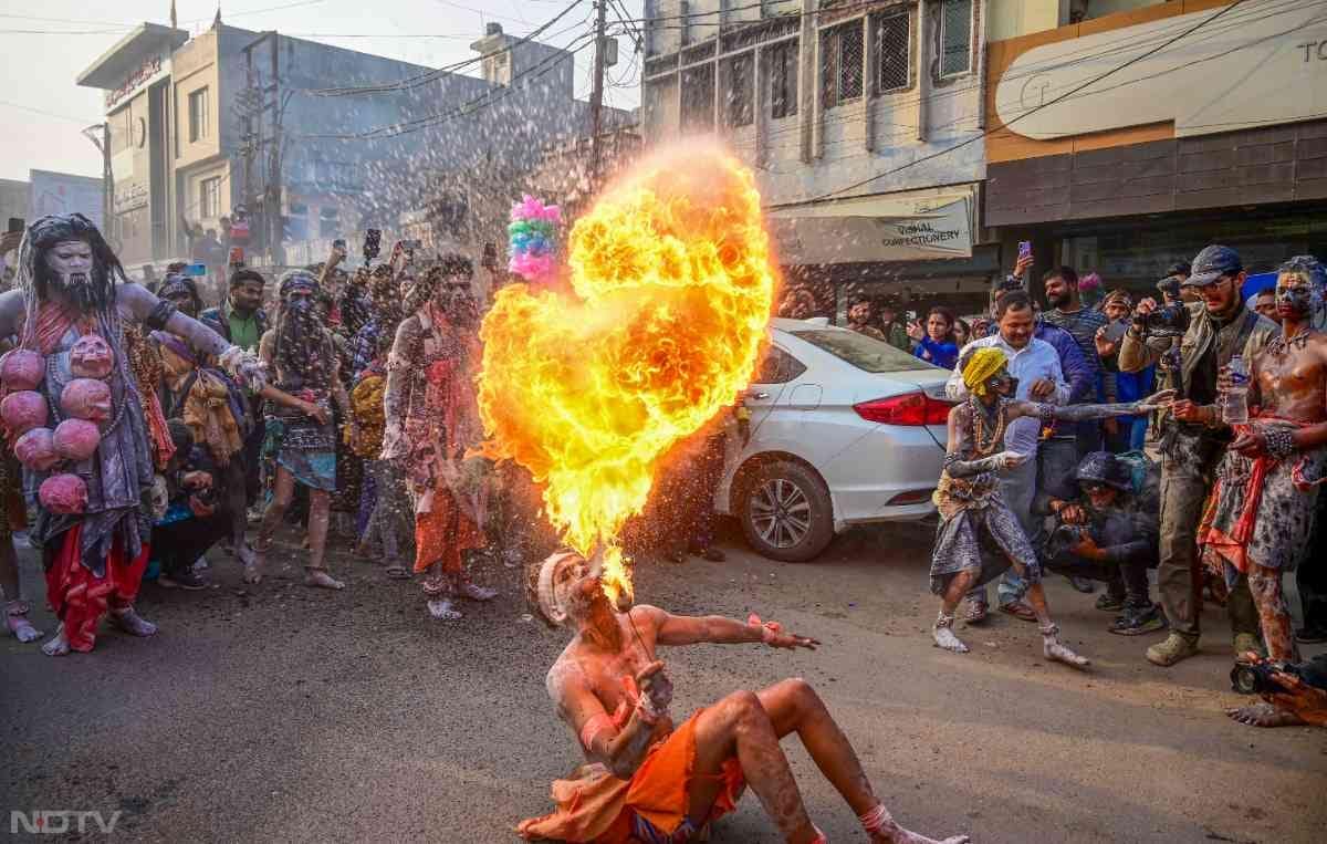 छावनी प्रवेश के दौरान कई कलाकारों ने अपने करतबों से उपस्थित लोगों को हैरान कर दिया.