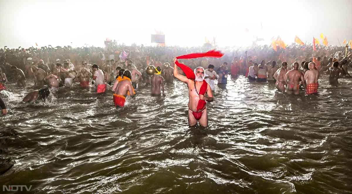 इस खास मौके पर सभी नागा साधुओं ने तड़के सुबह संगम में आस्था की डुबकी लगाई.