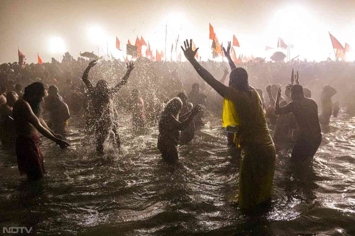 संगम तट पर अमृत स्नान के बाद युवा और बुजुर्ग साधु संत और नागा सन्यासी शरीर पर भभूत लगाकर घाट से अपने गंतव्यों की ओर रवाना हो रहे हैं.