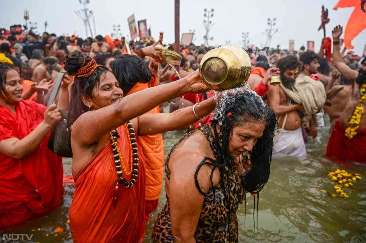 अलग-अलग अखाड़ों की महिला संन्यासी भी संगम पर पहुंचीं. महाकुंभ में मां गंगा से अनूठा मिलन.