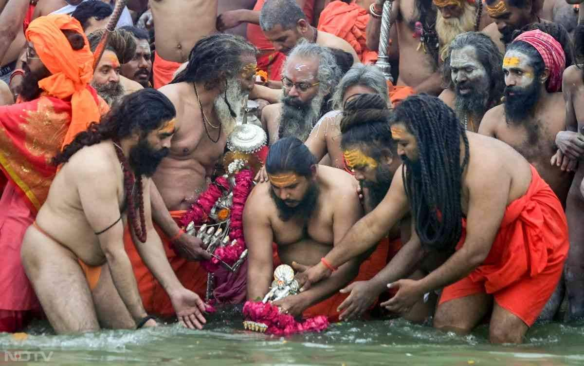 महाकुंभ में सबकुछ अद्भुत है. पहले अमृत स्नान पर नागाओं का रहस्यमय संसार को दुनिया ने देखा.