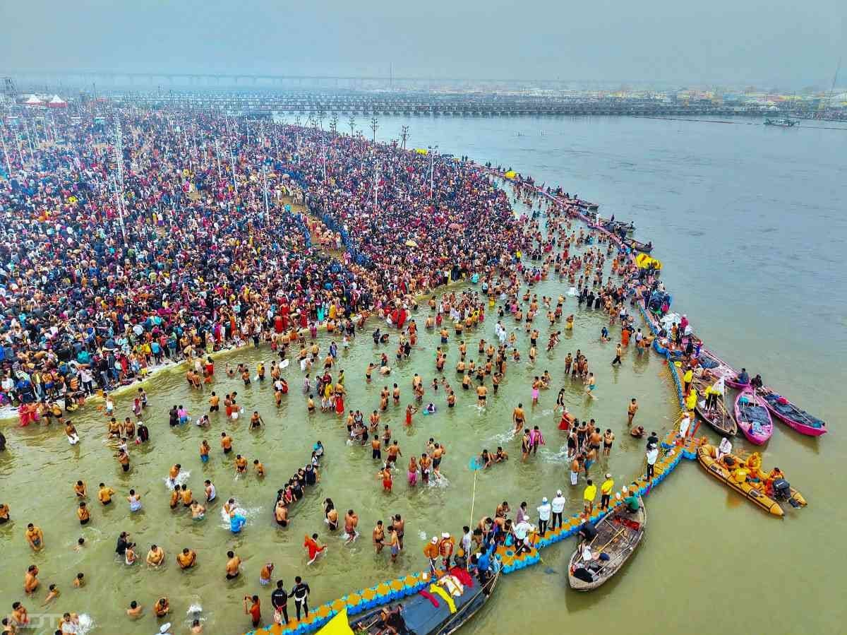 इस एरियल शॉट ने प्रयागराज के दूसरे दिन महाकुंभ की भव्यता के दर्शन करवा दिए