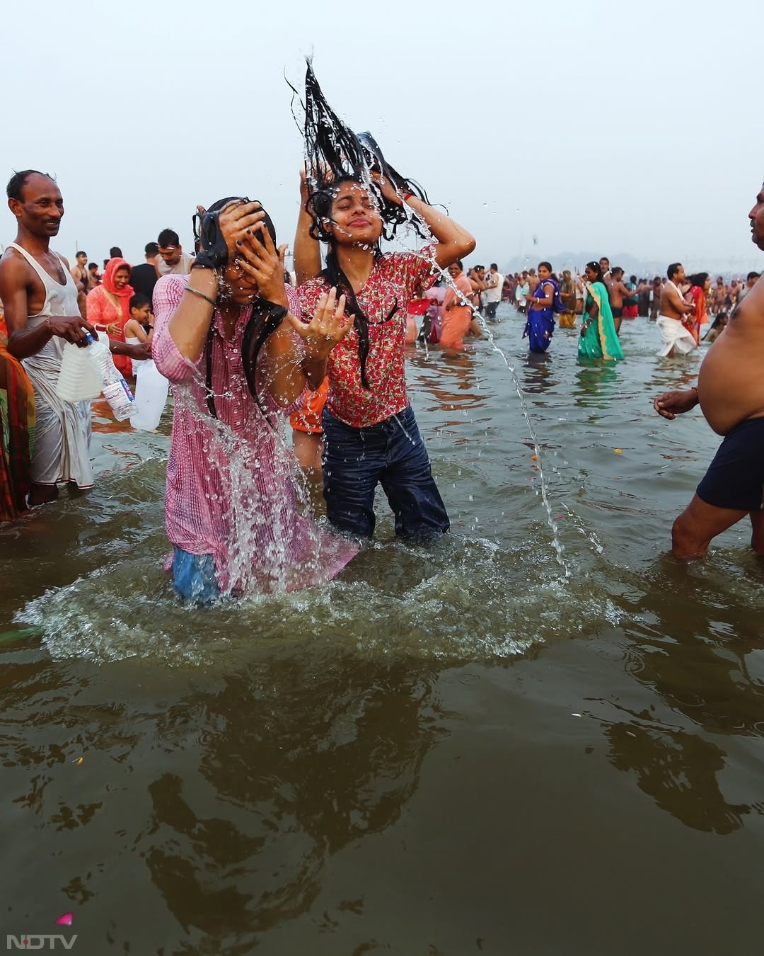 महाशिवरात्रि के ‘पूजन' के साथ महाकुंभ में लोगों का जनसैलाब आस्था की डुबकी लगाने पहुंच रहा है. महाकुंभ में एकता और सामाजिक समरसता का अद्भुत संगम देखने को मिल रहा है.