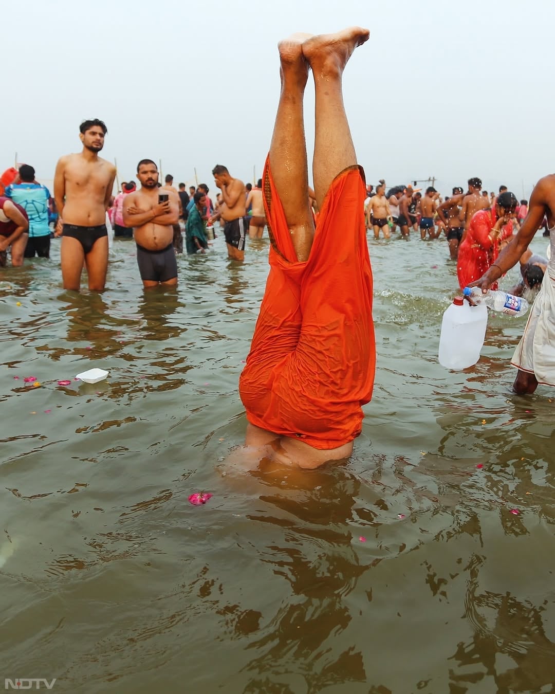 महाकुंभ क्षेत्र में तीर्थयात्रियों का आना देर रात तक जारी रहा. संगम स्थल पर जहां पूजा-पाठ का सामान बेचने वाले लोग नजर आ रहे थे वहीं सुरक्षाकर्मी श्रद्धालुओं की भीड़ को नियंत्रित करने में जुटे थे.