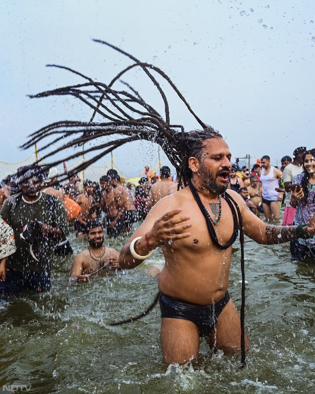 महाकुंभ में महाशिवरात्रि के दिन पहुंचा हर शख्स गंगा में डुबकी लगा रहा है. गंगा में डुबकी लगाने के साथ लोगों गंगा मां की पूजा करते हुए.