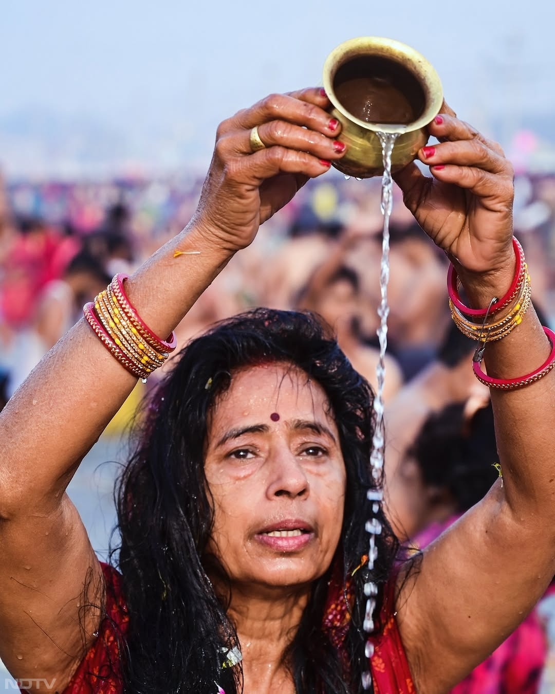 महाशिवरात्रि पूजा के साथ ही महाकुंभ की धार्मिक परंपराएं पूरी हो जाएंगी. महाशिवरात्रि के मौके पर सूर्योदय से पहले आस्था की डुबकी लगाते हुए श्रद्धालु.