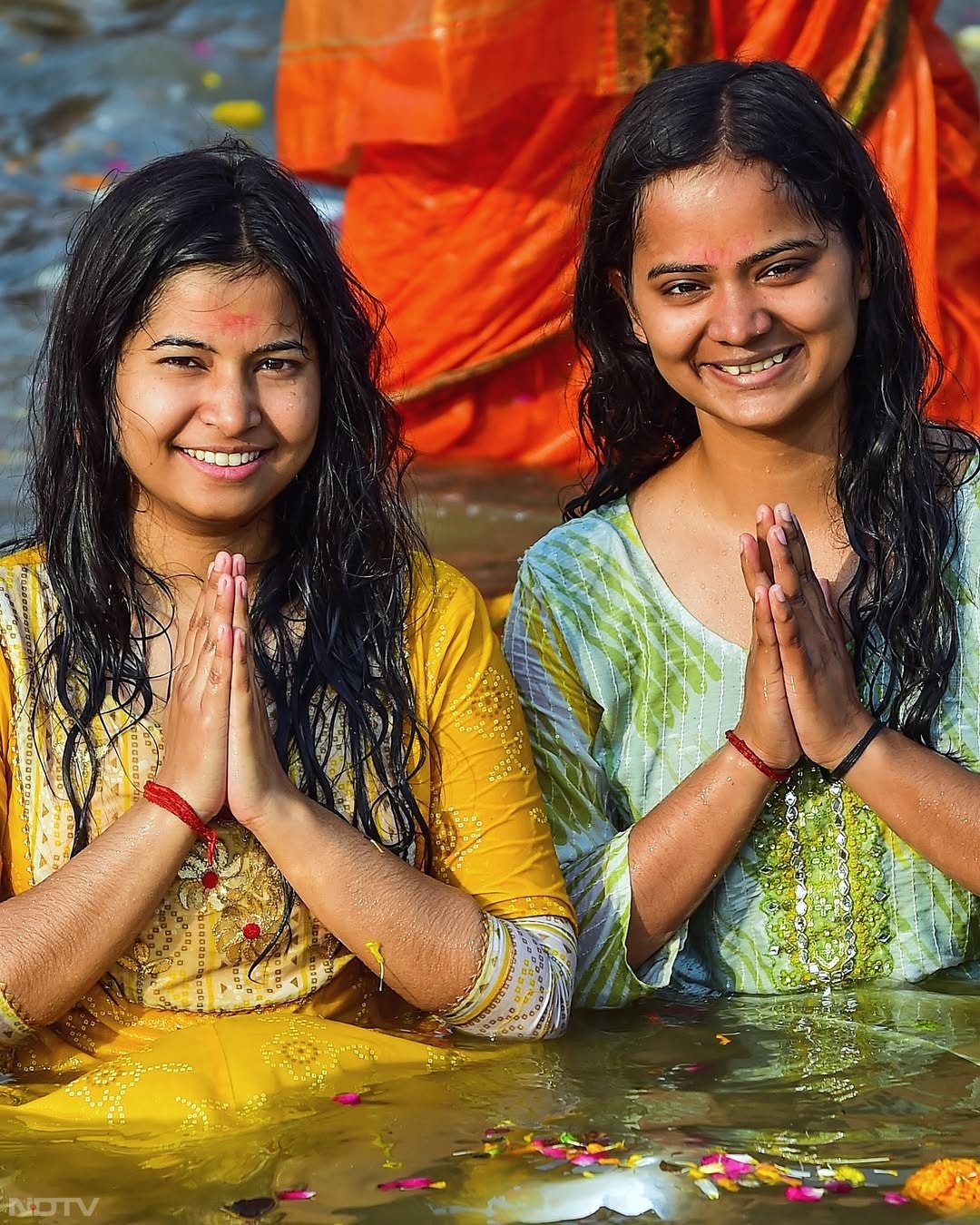 महाशिवरात्रि पर महाकुंभ का अंतिम स्नान पर्व बुधवार को ‘हर हर महादेव' के उद्घोष के साथ प्रारंभ हुआ और तड़के से ही श्रद्धालुओं का गंगा और संगम में डुबकी लगाना अब तक जारी है. शाम चार बजे तक 1.32 करोड़ श्रद्धालुओं के स्नान के साथ महाकुंभ में स्नानार्थियों की संख्या 66 करोड़ पार कर गई.