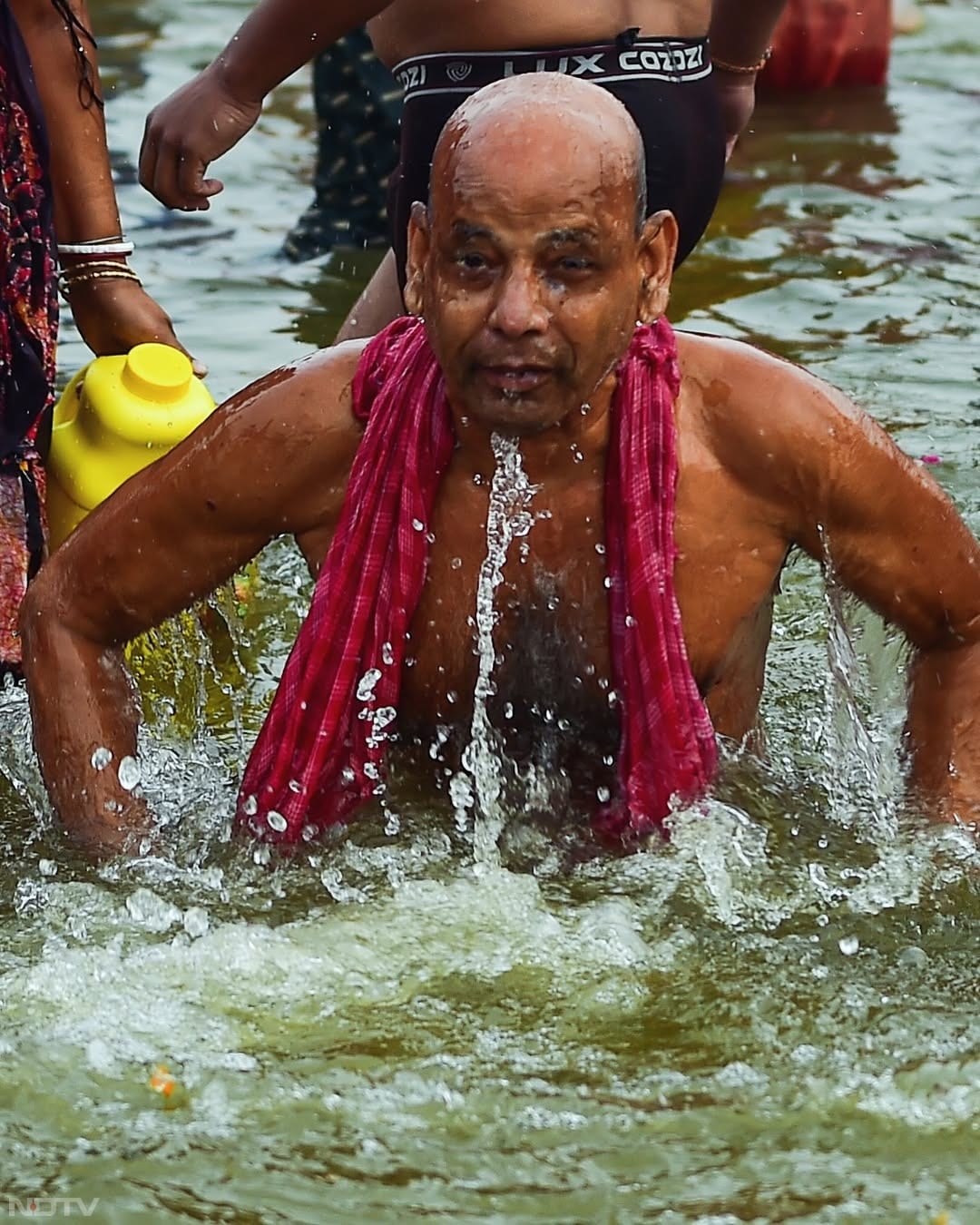 महाशिवरात्रि पर महाकुंभ का अंतिम स्नान पर्व बुधवार को ‘हर हर महादेव' के उद्घोष के साथ प्रारंभ हुआ और तड़के से ही श्रद्धालुओं का गंगा और संगम में डुबकी लगाना अब तक जारी है. शाम चार बजे तक 1.32 करोड़ श्रद्धालुओं के स्नान के साथ महाकुंभ में स्नानार्थियों की संख्या 66 करोड़ पार कर गई.