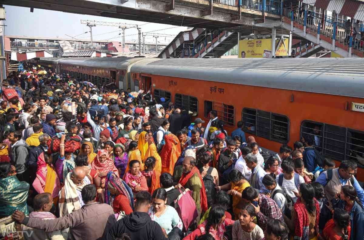 माघ पूर्णिमा के स्नान के लिए लोग भारी तादाद में कुंभ पहुंच रहे हैं. जिस वजह से रेलवे स्टेशन पर लोगों का भारी हुजूम उमड़ा है.