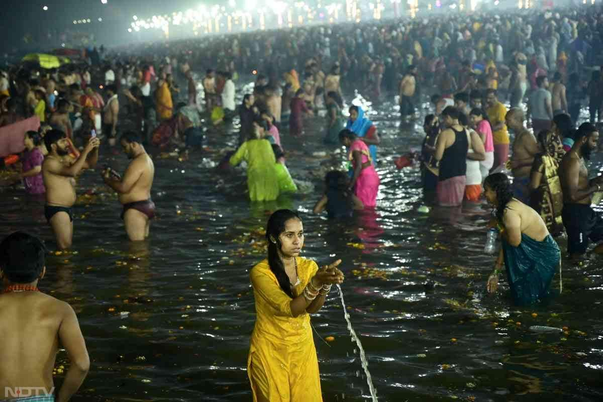 महाकुंभ क्षेत्र में तीर्थयात्रियों का आना देर रात तक जारी रहा. संगम स्थल पर जहां पूजा-पाठ का सामान बेचने वाले लोग नजर आ रहे थे वहीं सुरक्षाकर्मी श्रद्धालुओं की भीड़ को नियंत्रित करने में जुटे थे.