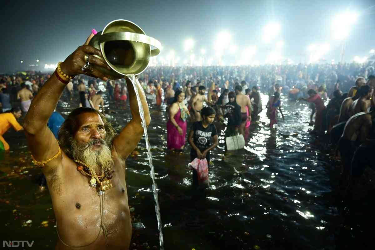 महाशिवरात्रि पूजा के साथ ही महाकुंभ की धार्मिक परंपराएं पूरी हो जाएंगी. महाशिवरात्रि के मौके पर सूर्योदय से पहले आस्था की डुबकी लगाते हुए श्रद्धालु.