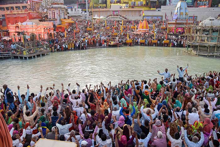 हरिद्वार कुंभ मेला: महाशिवरात्रि पर आज 'शाही स्नान', श्रद्धालुओं ने लगाई पवित्र गंगा में डुबकी