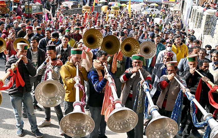 हिमाचल प्रदेश के मंडी में महाशिवरात्रि की धूम एक हफ्ते तक चलती है. भक्त नृत्य से लेकर संगीत की धुनों पर भोले बाबा की अर्चना करते हैं. फोटो: एएनआई