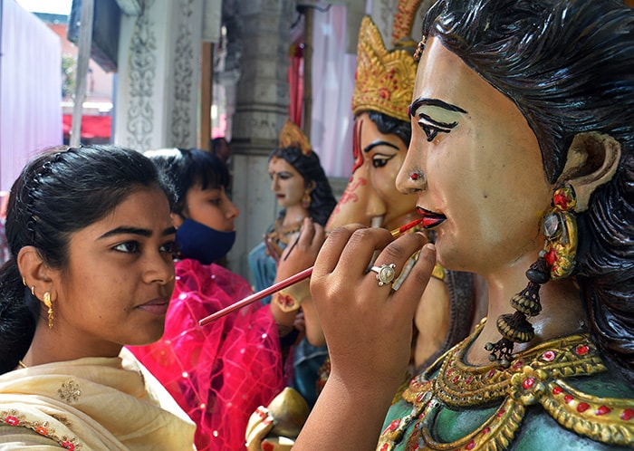 यह तस्वीर गाजियाबाद के दूधेश्वर मंदिर की है. कलाकार माता पार्वती की मूर्ती पर कलाकारी करते हुए. फोटो: एएनआई