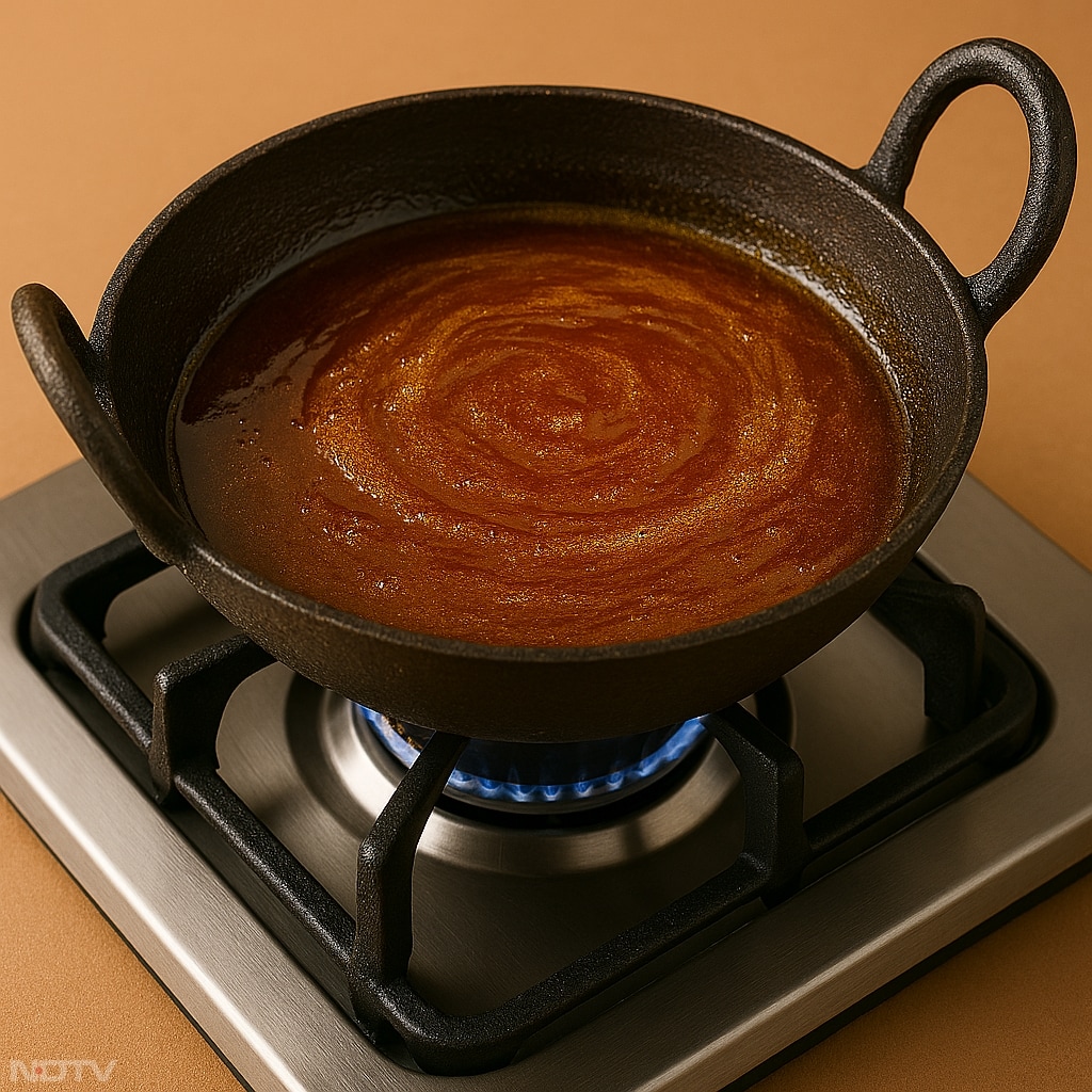 उसी कढ़ाही में गुड़ और पानी डालकर मध्यम आंच पर पिघलाएं और एक तार की चाशनी बनाएं.