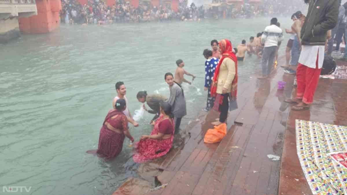 महिलाएं भी बड़ी संख्&zwj;या में हरिद्वार के घाटों पर स्&zwj;नान के लिए पहुंची.