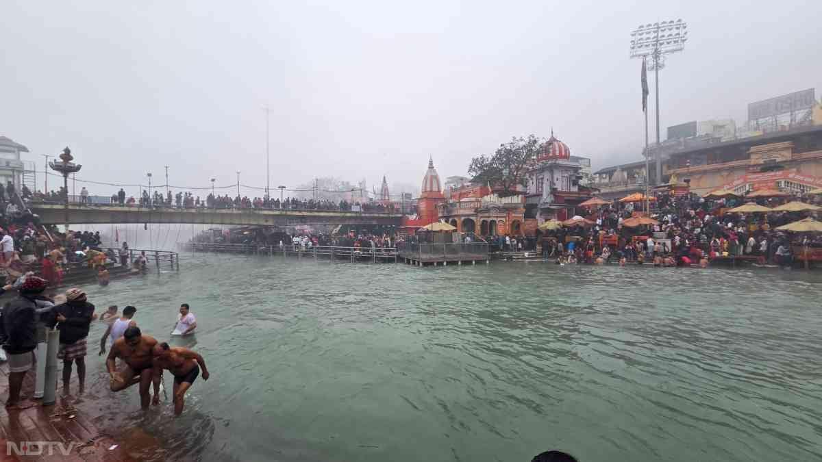 भीषण ठंड के बावजूद हर की पौड़ी और अन्&zwj;य घाटों पर लोग जुटे.