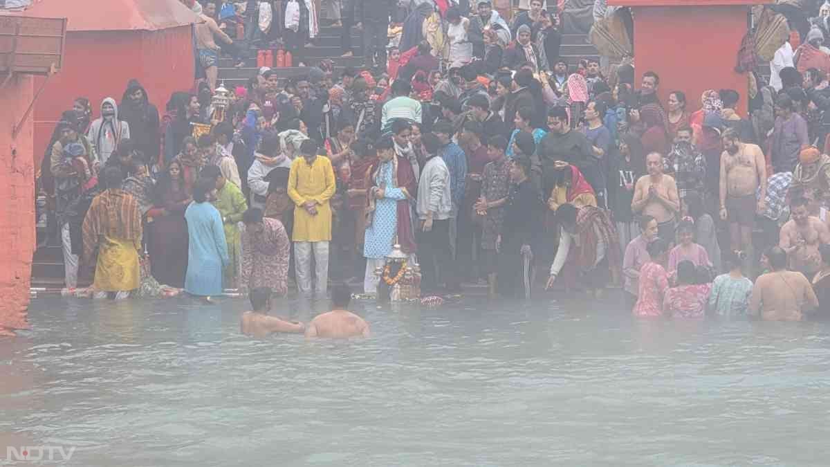 हरिद्वार में गंगा स्&zwj;नान के बाद श्रद्धालुओं ने दानपुण्&zwj;य किया.