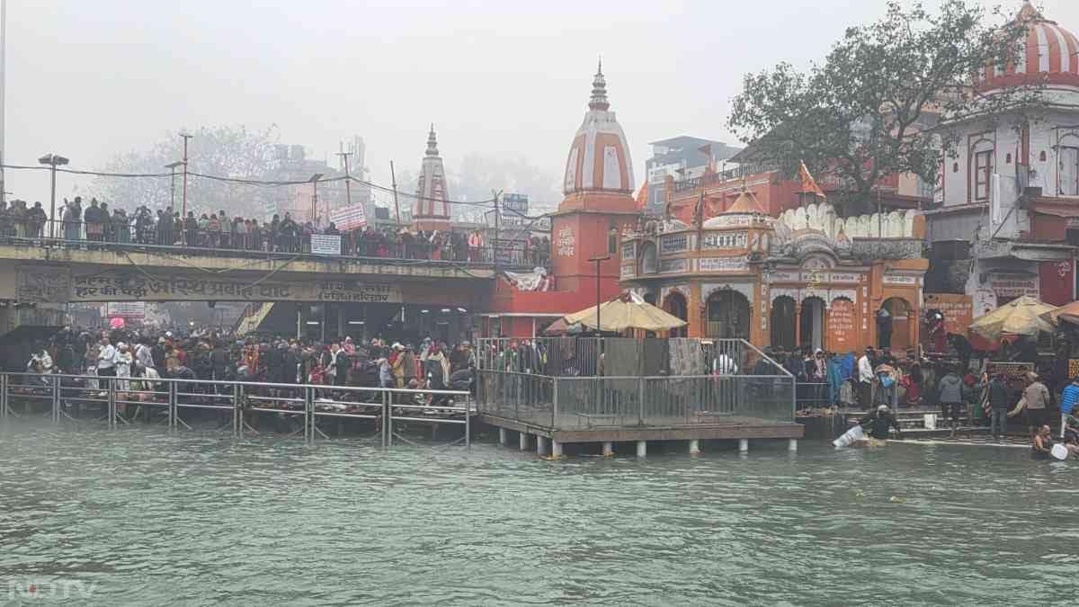 मकर संक्रांति पर बुधवार की सुबह हरिद्वार में भारी संख्&zwj;या में श्रद्धालु उमड़े. इस दौरान श्रद्धालुओं ने पवित्र गंगा नदी में स्&zwj;नान किया.