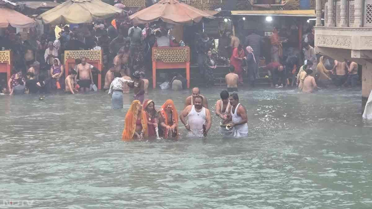 पवित्र स्&zwj;नान के लिए कई लोग निर्धारित सीमा से आगे जाकर भी स्&zwj;नान करते नजर आए.