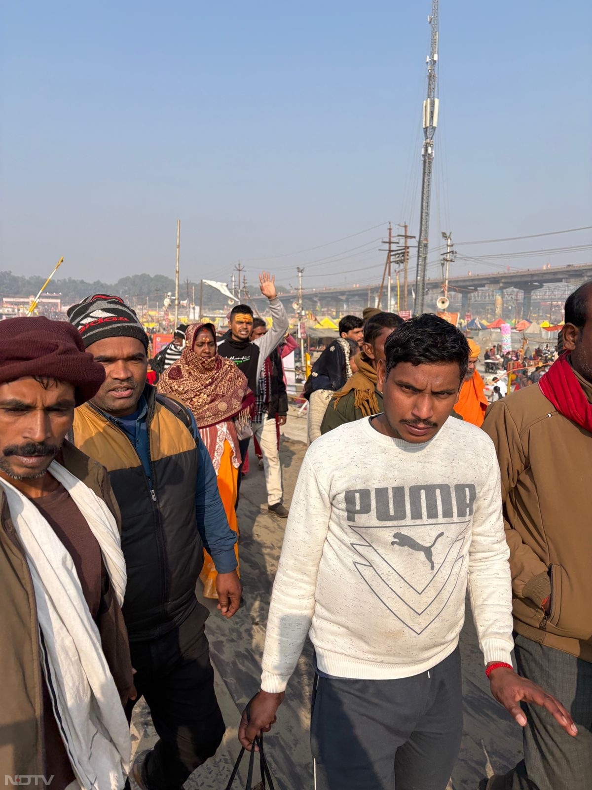 प्रयागराज के माघ मेले के दौरान भी मकर संक्रांति और एकादशी के अवसर पर बड़ी संख्&zwj;या में श्रद्धालु संगम में स्&zwj;नान के लिए पहुंचे.