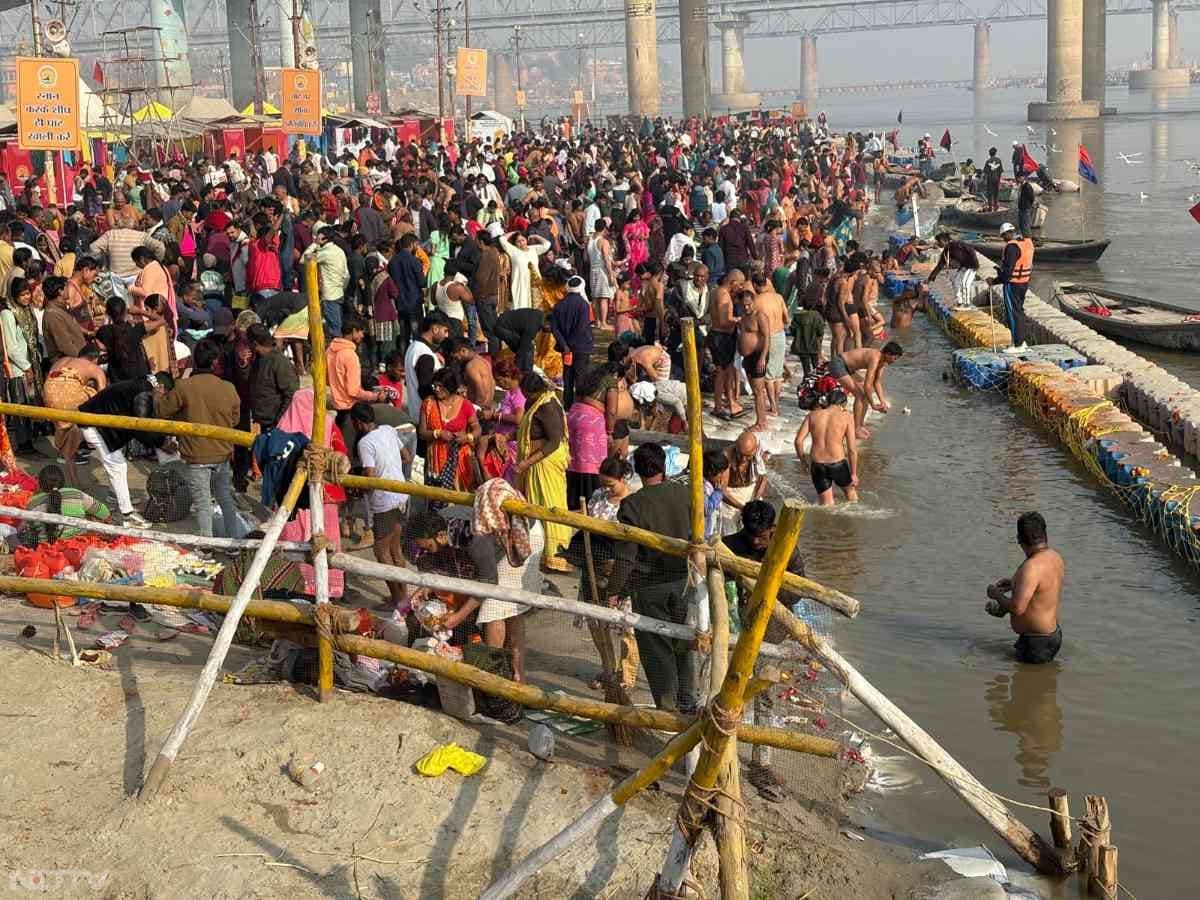 संगम पर स्&zwj;नान करने के लिए बड़ी संख्&zwj;या में सुबह-सुबह लोग पहुंचे और भीषण ठंड के दौरान स्&zwj;नान किया.