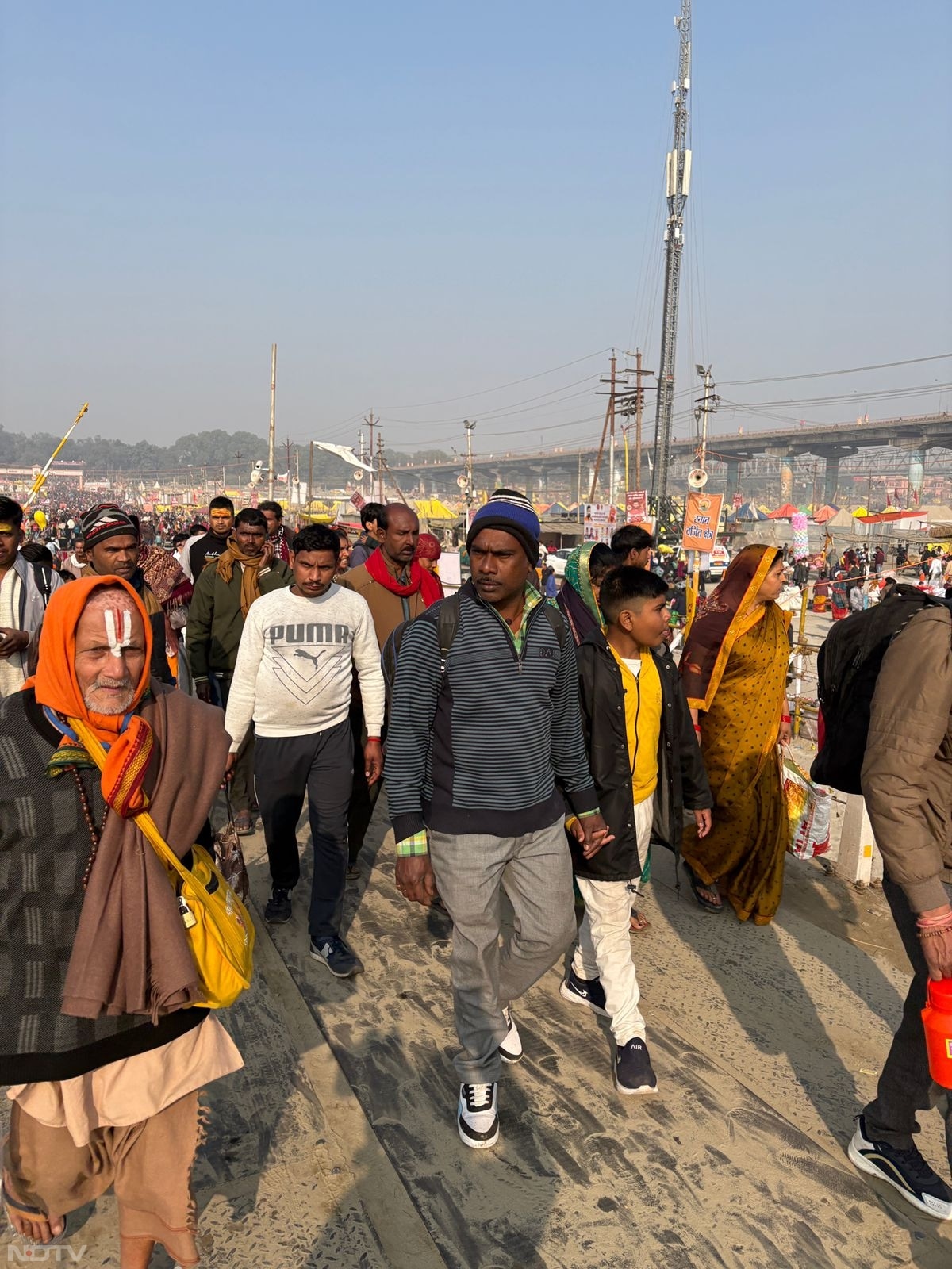 प्रयागराज में संगम पहुंचने के लिए लोगों को लंबी दूर तक पैदल चलना पड़ा.