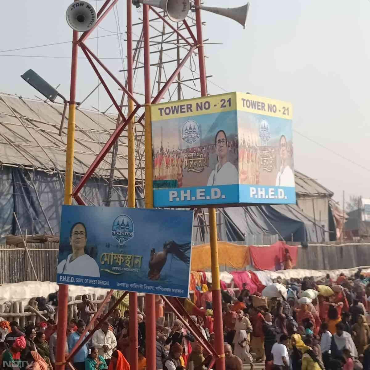 पश्चिम बंगाल के गंगासागर में भी मकर संक्रांति पर बड़ी संख्&zwj;या में श्रद्धालु गंगा स्&zwj;नान के लिए उमड़े.