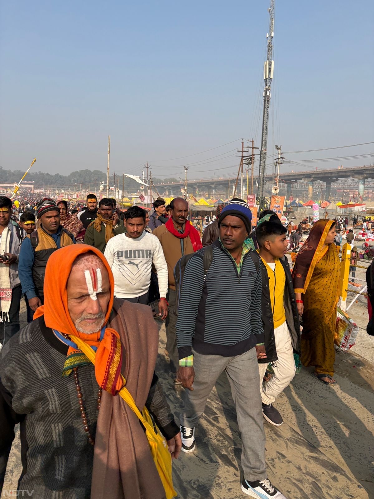 आम लोगों के साथ ही साधु-संन्&zwj;यासी भी पवित्र स्&zwj;नान के लिए पहुंचे.