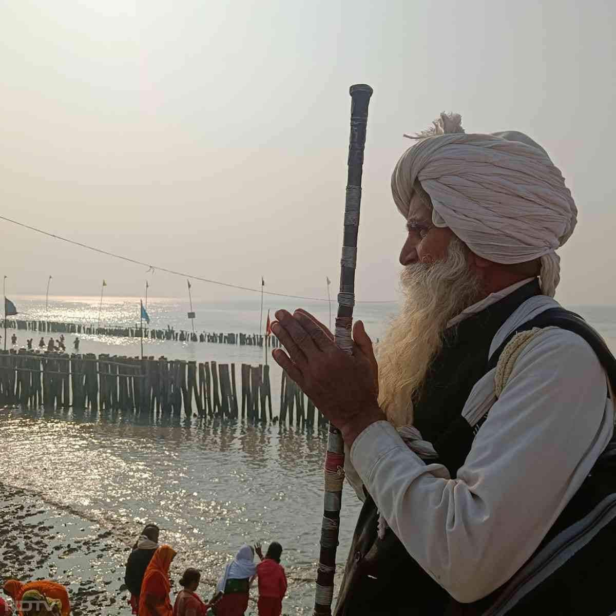 पश्चिम बंगाल ही नहीं बल्कि देश के कोन-कोने से श्रद्धालु मकर संक्रांति पर स्&zwj;नान के लिए गंगासागर पहुंचे और गंगा नदी में पवित्र डुबकी लगाई.