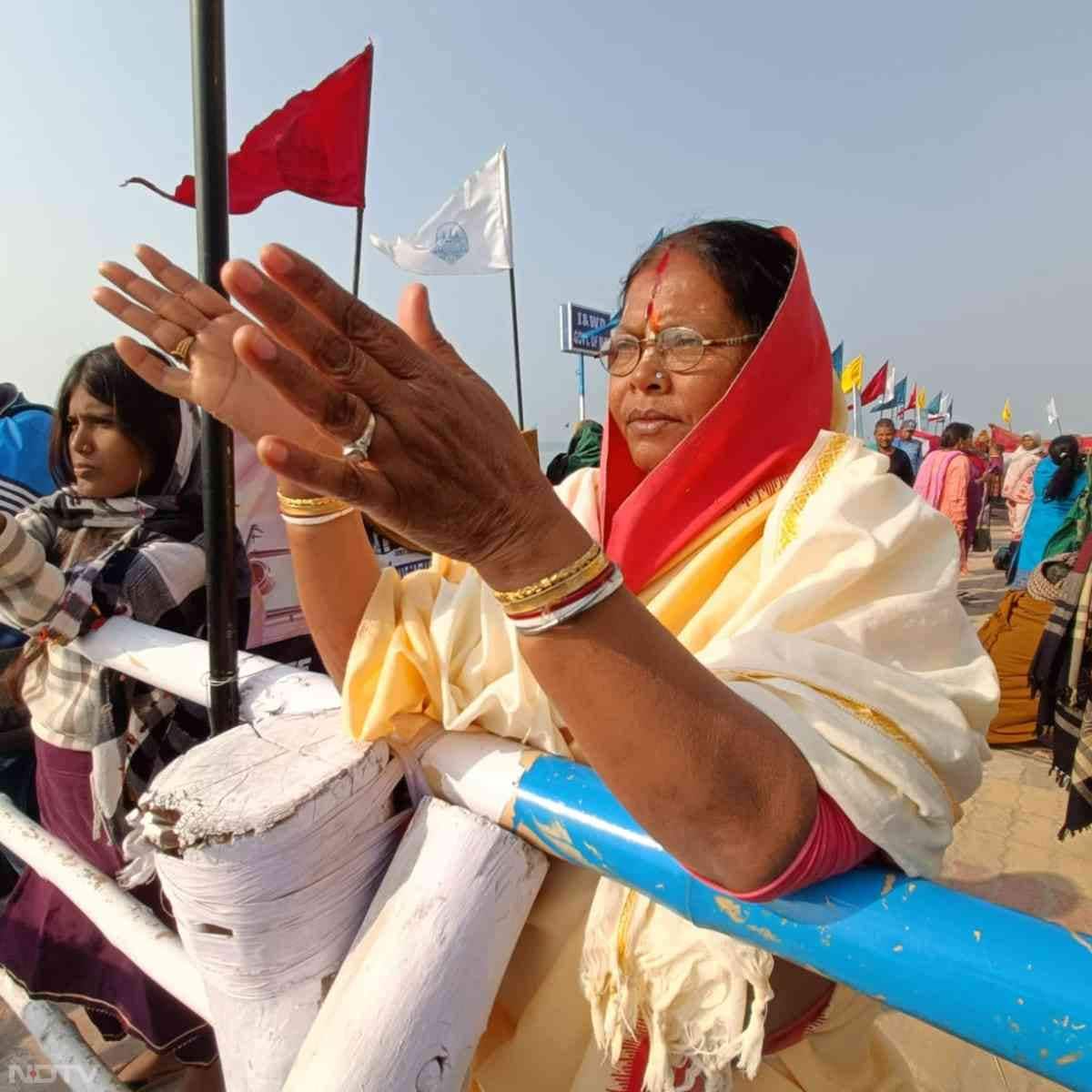 महिलाओं ने भी मकर संक्रांति पर पूजा अर्चना में बढ़-चढ़कर के भाग लिया और विशेष पूजा अर्चना की.