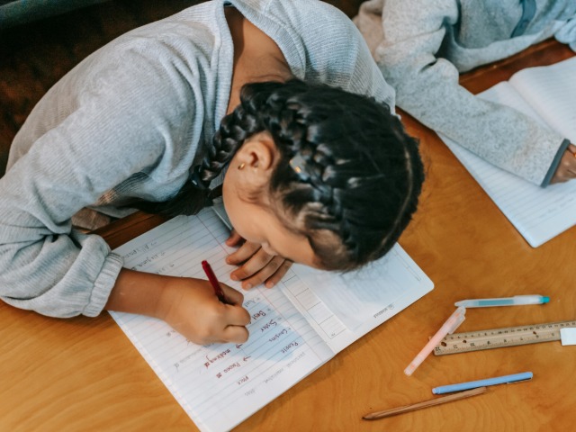 बच्चों को इन ट्रिक्स से पढ़ने बिठाएं