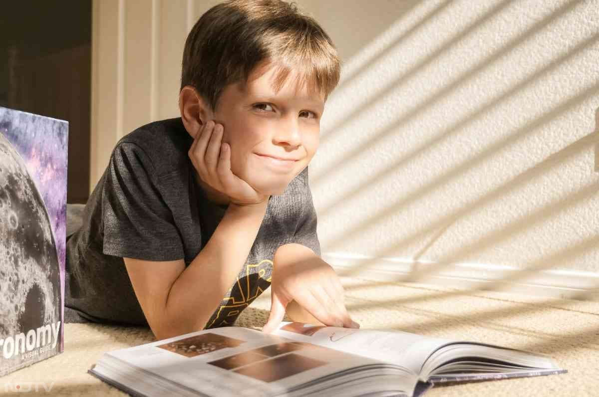 बच्चों को कहानियों का बहुत शौक होता है. उन्हें किताब से कहानी पढ़कर सुनाएं. उन्हें प्रेरित करें कि वह कोई कहानी पढ़े.