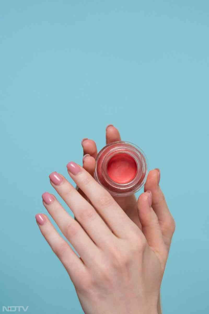 गालों पर पिंक या पीच कलर का ब्&zwj;लश लगाएं.