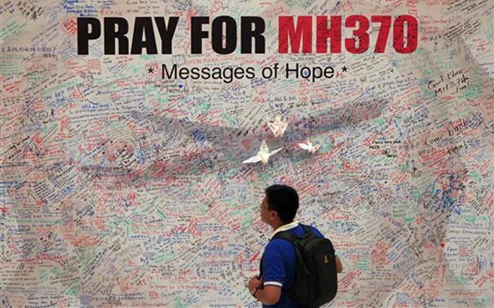 Families mourn after Malaysia declares plane lost at sea