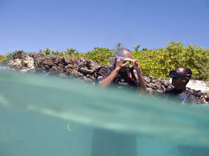 Maldives, October 16, 2009: Maldives Minister of Home Affairs Mohamed Shihab (L) prepares for a dive off Girifushi Island, during rehearsals for an underwater cabinet meeting scheduled for October 17, aimed at drawing attention to the dangers of global warming for the island nation. Maldivian cabinet ministers in full scuba gear, undertook a practice dive to six metres, 25 minutes by speed boat from the capital Male. (AFP Image)